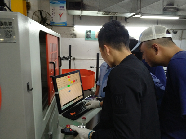 贝朗自动化调机师培训客户员工操作设备